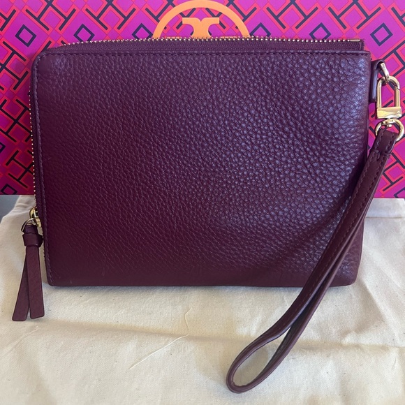 Tory Burch Wristlet. Maroon/Burgundy - Picture 4 of 6